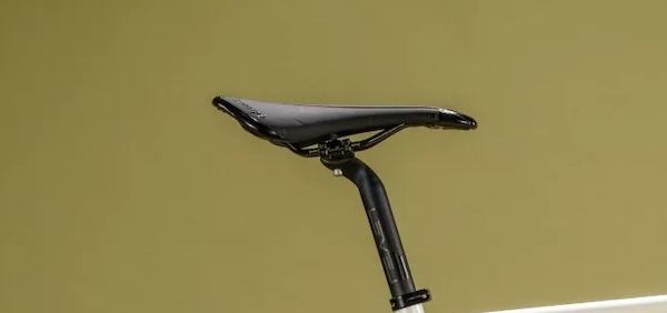 Rennradsattel und Sattelstütze aus Carbon