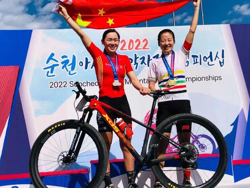 Das chinesische Team gewann das Gold und den zweiten Platz im Cross-Country-Rennen der Frauen bei den asiatischen Meisterschaften im Mountainbiken
